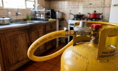 Técnico de instalação de gás alerta que 70% dos vazamentos perigosos em fogões novos ocorrem porque o morador reaproveitou a mangueira amarela vencida, e ensina como ler o prazo de validade gravado e quando usar a malha de aço