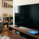 Nem álcool, nem detergente: a maneira ideal de limpar a tela da TV sem deixar marcas nem danificar o revestimento