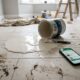 Cliente paga R$ 4.800 em pintura pelo aplicativo, o profissional derruba tinta no piso de porcelanato e a plataforma alega ser apenas intermediária até a Justiça dizer o contrário