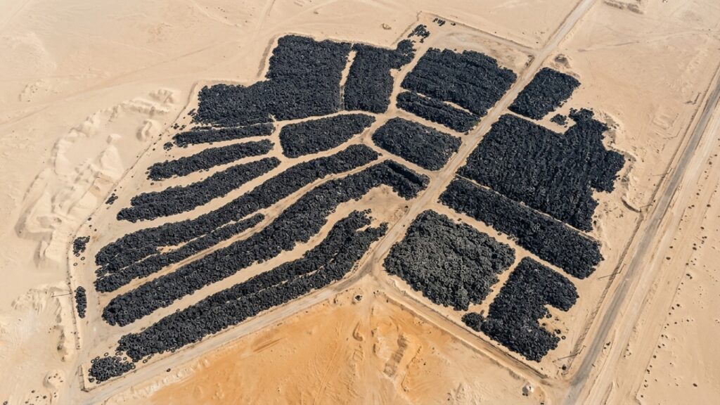Ao enterrar pneus usados no meio do deserto, o Kuwait criou uma mancha negra tão grande que satélites conseguem distingui-la sem zoom