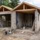 Quanto custa construir 2 kitnets de 30 m² no fundo do terreno e ter R$ 1.800 entrando todo mês