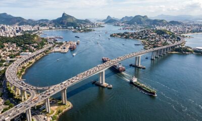 Construída no século XX para conectar diferentes regiões do país, a Ponte Rio-Niterói atravessa a Baía de Guanabara e utiliza uma extensa estrutura elevada para permitir a passagem de veículos e embarcações