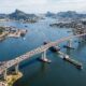 Construída no século XX para conectar diferentes regiões do país, a Ponte Rio-Niterói atravessa a Baía de Guanabara e utiliza uma extensa estrutura elevada para permitir a passagem de veículos e embarcações