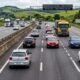 O que significa a faixa branca pintada no meio da rodovia que muitos motoristas interpretam de forma errada