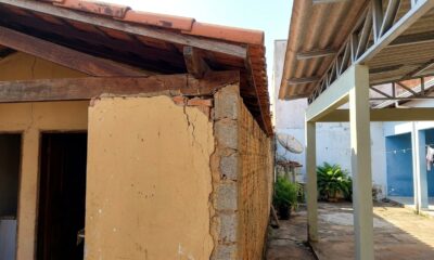 Morador usa o muro construído pelo vizinho para apoiar o telhado de um novo cômodo, a estrutura trinca e a cobertura precisa ser retirada