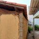 Morador usa o muro construído pelo vizinho para apoiar o telhado de um novo cômodo, a estrutura trinca e a cobertura precisa ser retirada