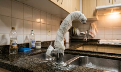 Enrolar papel toalha com vinagre na torneira à noite: para que serve e por que deixar agir por algumas horas