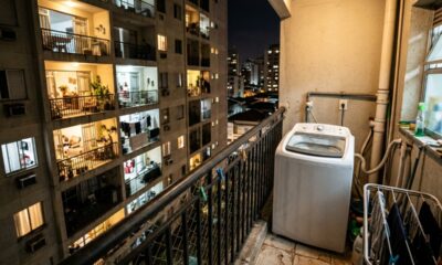 Morador instala máquina de lavar na varanda do apartamento para ganhar espaço, passa a usar o aparelho durante a madrugada e acaba recebendo multa de mais de R$ 15 mil após reclamações dos vizinhos