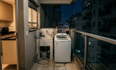 Morador instala máquina de lavar na varanda para ganhar espaço no apartamento, passa a usá-la durante a madrugada e acaba recebendo uma multa de mais de R$ 15 mil