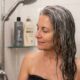 Cabeleireiros revelam 5 erros no banho que deixam o cabelo de mulheres acima dos 50 mais opaco e sem movimento
