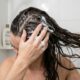 O cabelo que perde o cheiro rápido precisa ser cuidado alternando dois produtos, um shampoo antirresíduo e outro condicionador leve, e secá-lo bem na raiz antes de prender