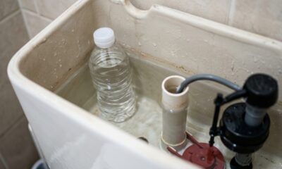 Colocar uma garrafa plástica na caixa acoplada do vaso: o truque usado por encanadores que pode ajudar a economizar em cada descarga