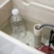 Colocar uma garrafa plástica na caixa acoplada do vaso: o truque usado por encanadores que pode ajudar a economizar em cada descarga
