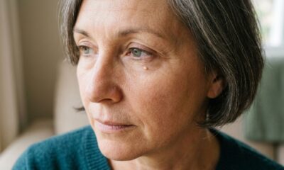 Aquela bolinha branca que aparece perto dos olhos não deve ser espremida: entenda por que ela surge e qual é a forma mais segura de remover