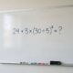 Você consegue acertar de primeira? Resolva 24 + 3 × (30 ÷ 5)² sem calculadora