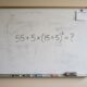 Se você resolver 55 + 5 × (15 ÷ 5)² de primeira, sua memória matemática está melhor que a de muita gente
