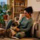 A psicologia aponta que quem desabafa com o cachorro ou o gato pode não estar apenas falando sozinho, mas buscando um espaço emocional seguro e sem críticas