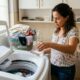 Colocar vinagre na máquina de lavar: 5 motivos para usar esse aliado simples no cuidado com as roupas