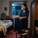 A psicologia explica que quem deixa a roupa do dia seguinte pronta antes de dormir pode não buscar apenas economizar tempo, mas eliminar uma decisão da manhã
