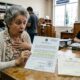 Aposentada assina procuração para a filha resolver o INSS, descobre que o documento também autorizava venda de imóvel e cartório revela a diferença entre a procuração comum e a que dá poderes sobre bens