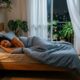 A psicologia explica que quem precisa dormir com o ventilador ligado pode não buscar apenas ar fresco, mas um som constante que abafa pequenos ruídos e ajuda a acalmar a mente
