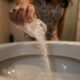 Jogar sal no vaso sanitário antes de dormir: para que serve esse truque e por que recomendam fazer isso uma vez por semana