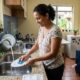 A psicologia explica por que pessoas que arrumam a casa inteira antes de viajar não são exageradas, mas estão obedecendo a um mecanismo de proteção emocional que o cérebro ativa diante de mudanças de rotina