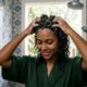 Método japonês de lavar o cabelo promete efeito de salão em casa ao mudar a ordem dos cuidados e dar mais atenção ao couro cabeludo
