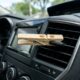 Colocar um prendedor de roupa na saída de ar do carro: para que serve e por que funciona melhor com algumas gotas de essência