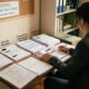 Funcionário entra de licença médica por ansiedade e é demitido no dia seguinte por "queda de desempenho", mas a Justiça enxerga discriminação, anula a dispensa e condena a empresa a R$ 1,2 milhão em salários atrasados, danos morais e reintegração