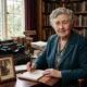 Citação do dia por Agatha Christie: 'Case enquanto você é jovem, porque à medida que envelhece, você se torna mais sábio...' - Uma lição sobre como a idade muda nossa percepção sobre amor e casamento pela autora britânica.