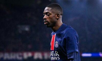 Jogador Ousmane Dembélé em camisa azul do PSG com listra vermelha