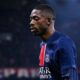 Jogador Ousmane Dembélé em camisa azul do PSG com listra vermelha
