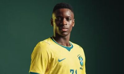 Jogador em camisa amarela da Seleção Brasileira, escudo CBF e número 71