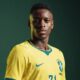 Jogador em camisa amarela da Seleção Brasileira, escudo CBF e número 71