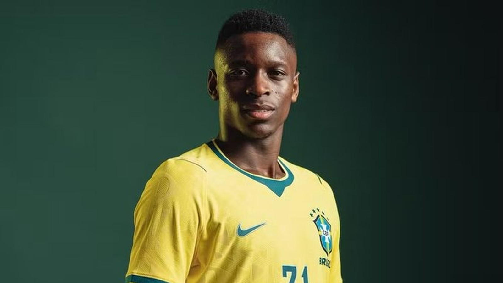 Jogador em camisa amarela da Seleção Brasileira, escudo CBF e número 71