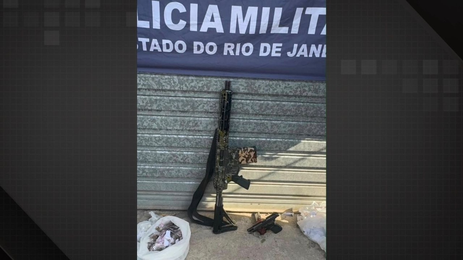 Fuzil camuflado, duas pistolas, sacolas com entorpecentes e banner da Polícia Militar