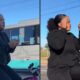 Mulher de hoodie preto em duas cenas, maquiando-se e pedalando uma bicicleta na rua