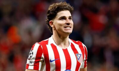 Jogador Julián Álvarez do Atlético de Madrid usando camisa listrada vermelha e branca em campo