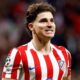 Jogador Julián Álvarez do Atlético de Madrid usando camisa listrada vermelha e branca em campo