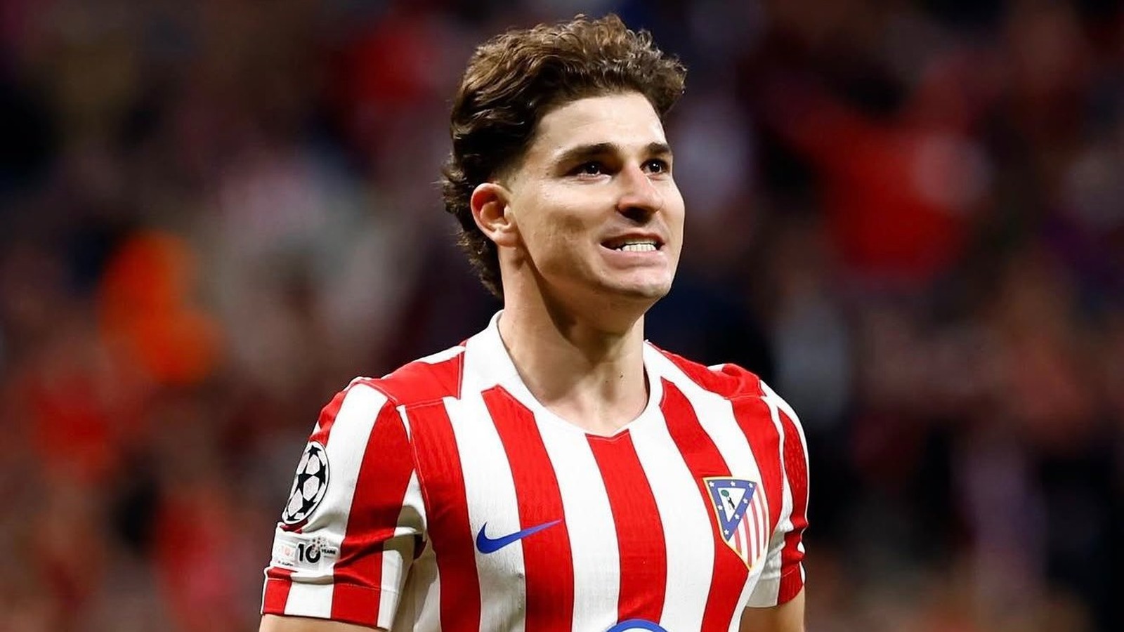 Jogador Julián Álvarez do Atlético de Madrid usando camisa listrada vermelha e branca em campo