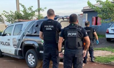 Três policiais civis de costas com coletes 'PCPR' e 'POLÍCIA CIVIL', viatura e carro