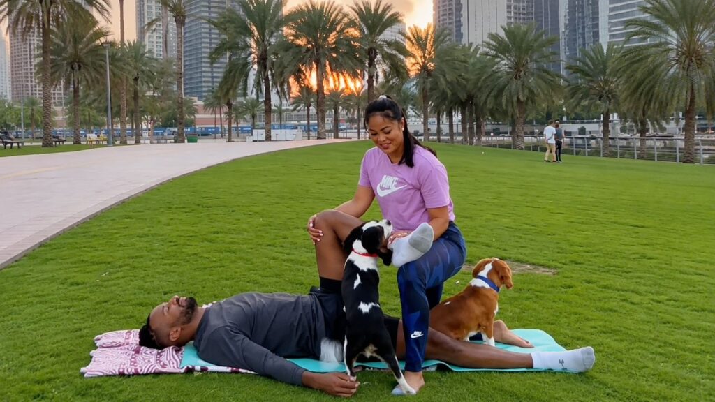 Sessão de alongamento de mulher atrai cada vez mais cachorros e um deles aparece com um “presente” nada agradável