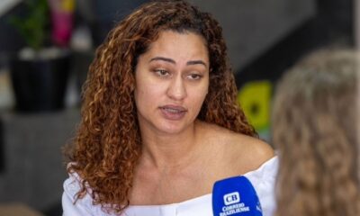 Emiliane Tamara Nunes Carvalho, mulher de cabelos cacheados, fala durante entrevista. Microfone Correio Braziliense.