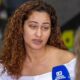 Emiliane Tamara Nunes Carvalho, mulher de cabelos cacheados, fala durante entrevista. Microfone Correio Braziliense.