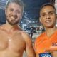 Dois homens sorrindo, um sem camisa e outro de camiseta laranja 5C Comlurb na rua