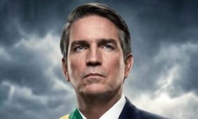Retrato digital de Jair Bolsonaro com feições sérias, terno, faixa presidencial e céu nublado
