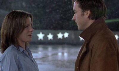 Perfis de Kate Beckinsale e John Cusack se encarando sob neve e estrelas iluminadas