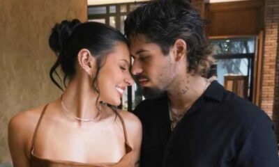 Um casal sorrindo se toca testa a testa em um momento de carinho e intimidade