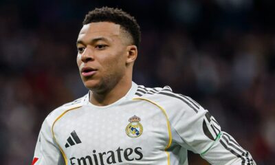 Kylian Mbappé em camisa branca do Real Madrid com escudo e logotipo Adidas